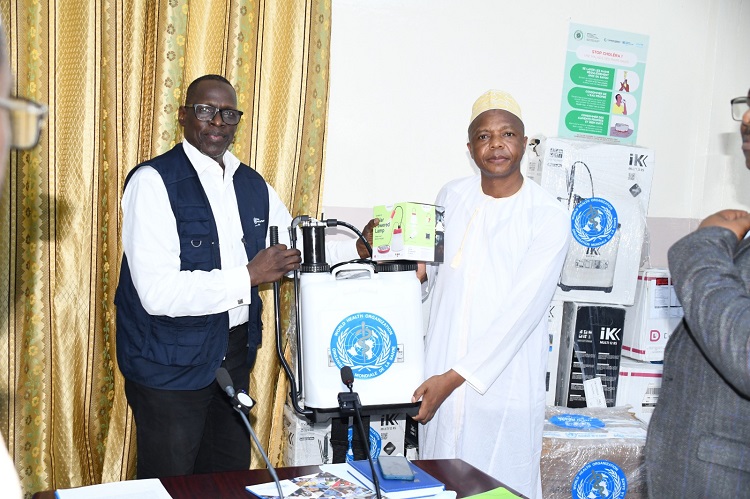 image Lutte contre le choléra :  L’OMS remet des équipements médicaux au ministère de la santé